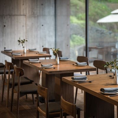 satın al Kahverengi Renkli Otel Restoran Mobilyaları 4 Kişilik Kutu Ahşap Yemek Masası Takımı online manufacture