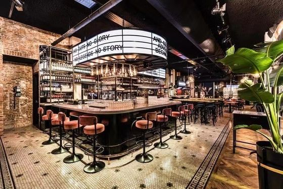 Çeşitli Sahne Bar Taş Sandalyeleri Çok Renkli Tufted Sırt Yastığı Yüksek Ayak Bar Taş Kadife